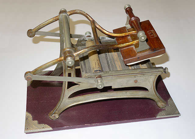 Presse jouet 1900. PetitePresse1900-1.jpg