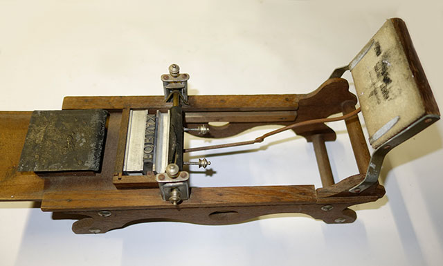 Presse jouet en bois. PresseEncrageAutomatiqueBois4.jpg