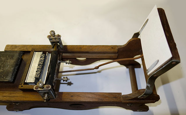 Presse jouet en bois. PresseEncrageAutomatiqueBois5.jpg
