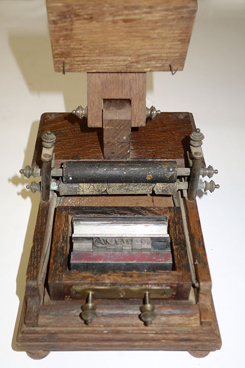 Presse jouet en bois. PresseJouetLevierBois2.jpg