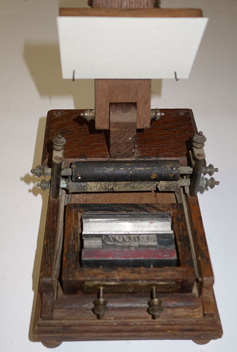 Presse jouet en bois. PresseJouetLevierBois3.jpg