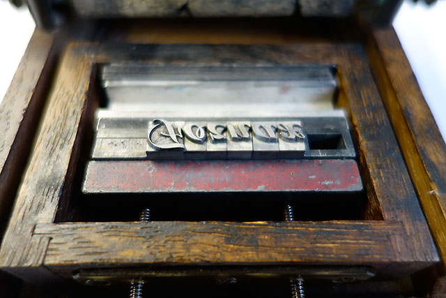 Presse jouet en bois. PresseJouetLevierBois4.jpg