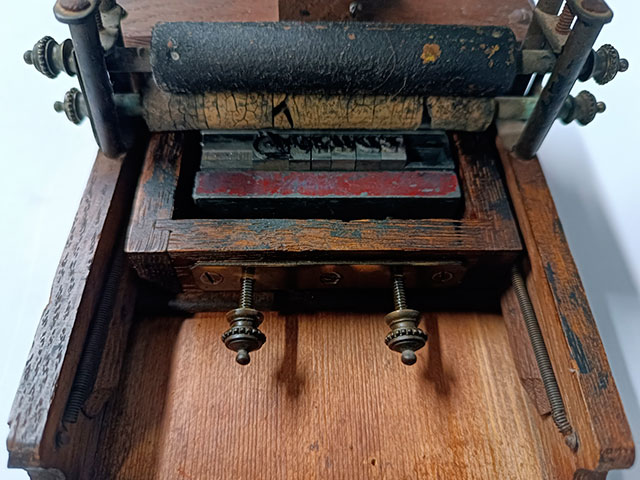 Presse jouet en bois. PresseJouetLevierBois4a.jpg